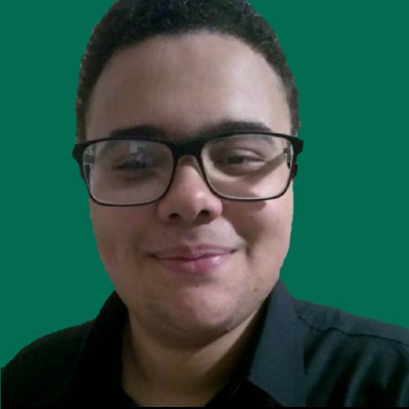 Foto do Nathan sorrindo e usando uma blusa social preta